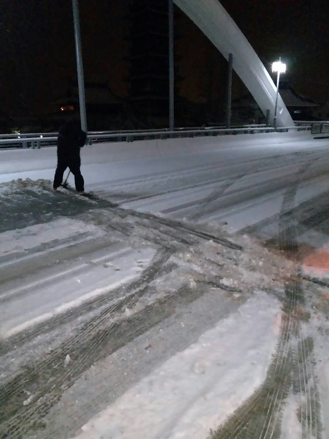 二分公司對公交路段橋梁及首末站巡查除雪.jpg