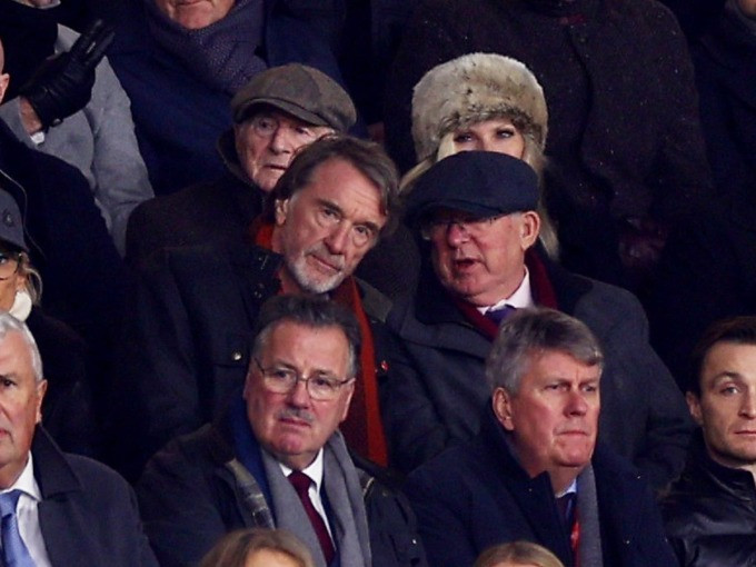 Sir Alex Ferguson Ghi Dấu Ấn Với Hình Ảnh Ngáp Dài Trên Khán Đài